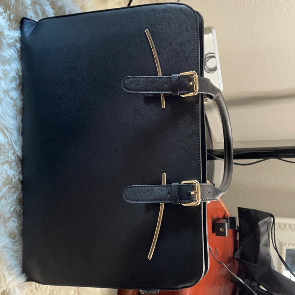 Laptop purse with portable charger